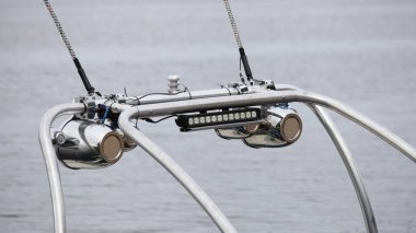 Krom kule teknesi Targa 'nın tepesini hoparlörler ve fenerle kapatın. Yaz gününde su kayağı çekmek için bir direk. Su arka planına, açık deniz sporları aktivitesine karşı uyanık olmak için.