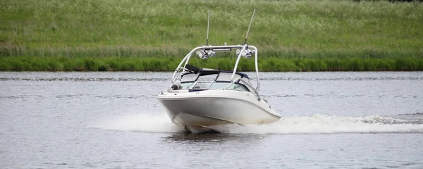 Barco Motor Blanco Con Remolque Targa Flotador Rápido Agua Tranquila —  Fotos de Stock