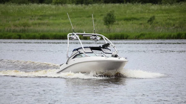Weißes Motorboot Mit Targa Schwimmt Auf Flusswasser Auf Grünem Grasbewachsenem — Stockfoto