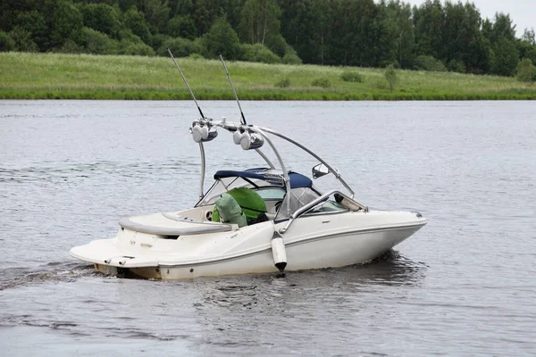 Белая Моторная Лодка Таргой Речной Воде Зеленом Фоне Лесного Берега — стоковое фото