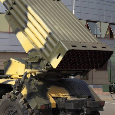 Bir araba şasesine havan topu fırlatma rampası. Açık hava müzesinde bir topçu roketi.