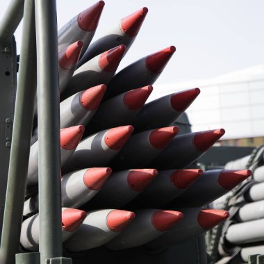 Efsanevi Sovyet havan topu Katyusha 'nın bir çok roketi açık hava müzesinde - İkinci Dünya Savaşı 1941-1945 yıllarında Zafer' in bir topçu roketi