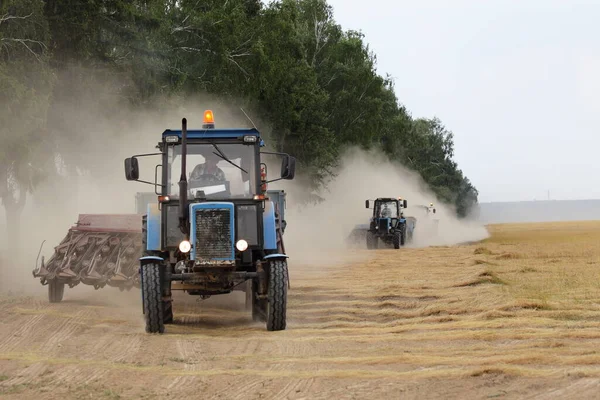 여름에 동유럽에서 수확하는 아마포 가장자리에 속에서 트레일러를 트랙터 — 스톡 사진