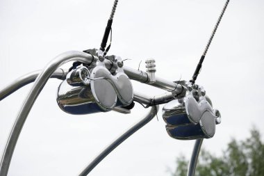 Modern tekne krom parlak ses çubuğu, ses kutusu akustik sistemleri, ana hat ve antanna, yazın göl suyunun arka planında, motorlu teknede targa çekme perspektifi.