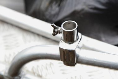 Alaşımlı balıkçı teknesinin korkuluk borusunda güneşlik ve olta tutacağı, balıkçı ekipmanı.