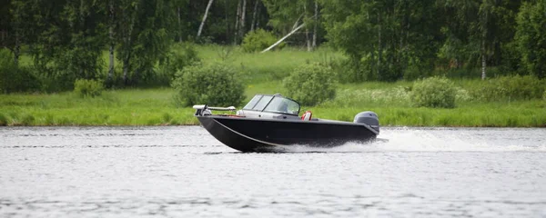 Visión Lateral Rápida Lancha Motora Pesca Rusa Árboles Verdes Fondo — Foto de Stock