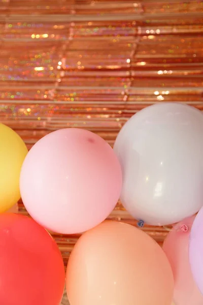Dużo Napompowane Jasne Kolorowe Balony Poziome Paski Brązu Świecące Tło — Zdjęcie stockowe