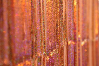 Duvarda parlak, pembe, dikey çizgiler, şenlikli bir arka plan için yatay çerçeve dokusu.