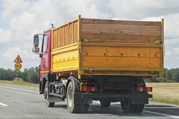 Transport Zbiorów Luzem Żółty Wywrotka Jazdy Europejskiej Wsi Autostrady Asfaltu — Zdjęcie stockowe