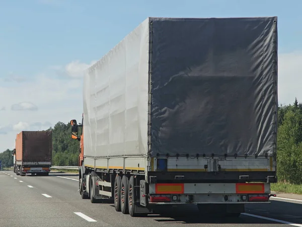 Los Camiones Pesados Europeos Toldo Gris Mueven Carretera Rural Soleado — Foto de Stock