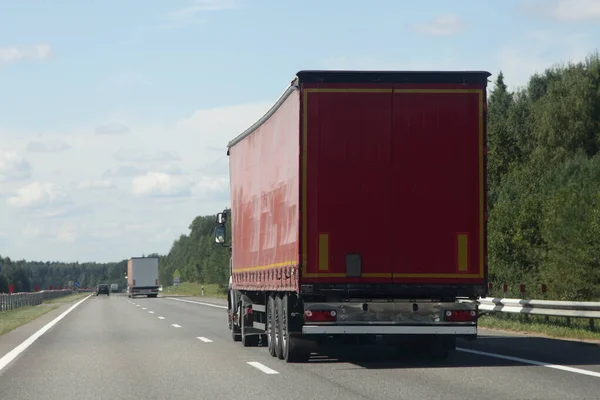 Ένα Ευρωπαϊκό Κόκκινο Ημι Φορτηγά Πίσω Όψη Κίνηση Στον Προαστιακό — Φωτογραφία Αρχείου