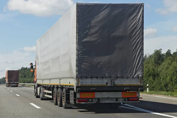 Toldo Gris Europeo Movimiento Camiones Pesados Carril Tráfico Camino Carretera — Foto de Stock