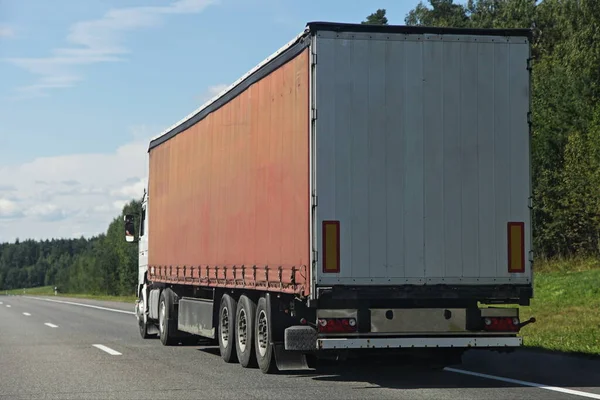 Ein Europäischer Brauner Sattelschlepper Rückseite Auf Freier Vorstadtautobahn Bei Sonnigem — Stockfoto