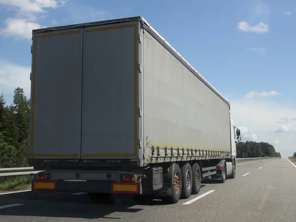 Europäischer Schwerlastverkehr Auf Der Landstraße Bei Sonnigem Sommertag Auf Grünem — Stockfoto