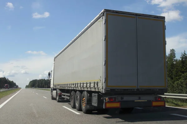 Europäischer Schwerlastverkehr Auf Der Landstraße Bei Sonnigem Sommertag Vor Blauem — Stockfoto