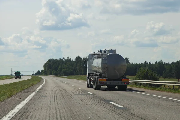 Cañón Gris Camión Cisterna Ejes Vista Lateral Trasera Carril Derecho — Foto de Stock