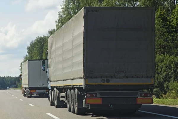 Zwei Europäische Markisen Sattelschlepper Konvoi Verkehr Rückseite Ansicht Fahren Auf — Stockfoto