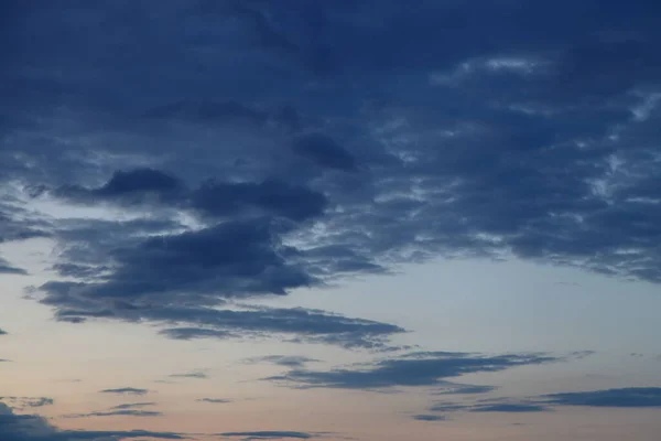 Schöne Abendwolken Der Blauen Himmelslandschaft — Stockfoto
