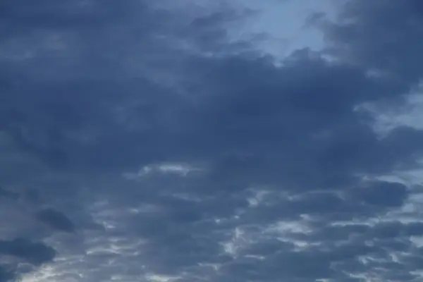 Schwere Graublau Bunte Dramatische Stürmische Wolken Himmel Sommerabend Schöne Wolkenlandschaft — Stockfoto