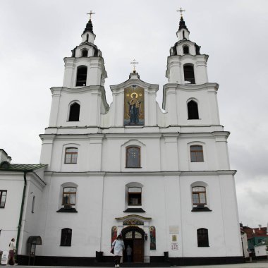 Belarus, Minsk - 08.28.2021: Kutsal Ruh 'un Çöküşü Katedrali, Belarus' un başkentinin ünlü ulusal simgesi olan Minsk 'in güzel bir mimarisi, yaz günü en alt katedrali.