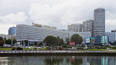 Belarus, Minsk - 08.28.2021: Svisloch Nehri yakınlarındaki metro Nemiga şehir mimarisi, Belarus 'un başkentinin ünlü ulusal simgesi olan Minsk' in güzel bir manzarası