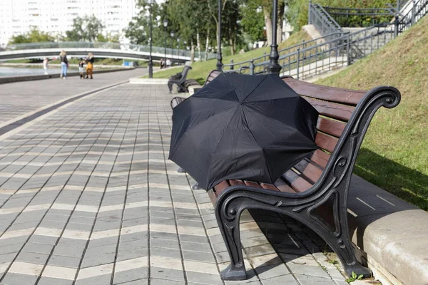 Geopend Zwart Paraplu Lege Bank Zonnige Zomerdag Minsk Wit Rusland — Stockfoto