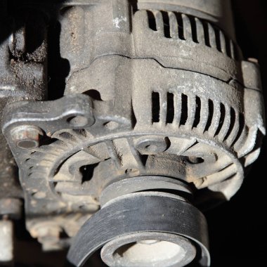 Eski araba alternatörü, emniyet kemeri takılı. Kapatın, motor servisi tamir etsin.