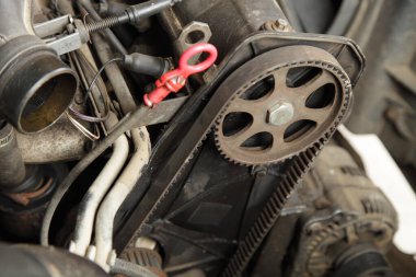 SOHC zamanlama kemeri ve kam mili dişli dişli dişli dişli araba motor ön yüz koruma altında Kırmızı yağ çubuğu yakın ve alternatör arka plan eski arabanın kapağı altında