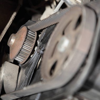 Araba motoru su pompası dişli dişli dişli dişli görünümü kapak altında kuyu zamanlama kemeri