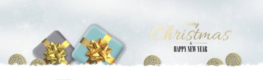 3 boyutlu gerçekçi Xmas hediye kutuları, altın süslemeleri ve karlı Noel tatili afişi. Mutlu Noeller mesajı at. Mutlu yıllar. 3 boyutlu görüntüleme. Kar ve kar taneleri arka planında tatil tasarımı