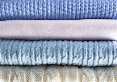 Hafif pastel renkte yün elbiseler.