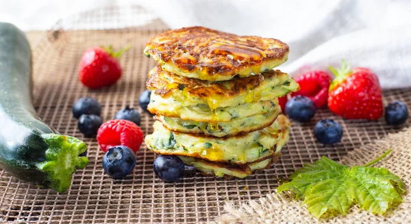 Fresh Pile Delicious Homemade Courgette Pancakes Topped Honey Maple Syrup — Stock Photo, Image