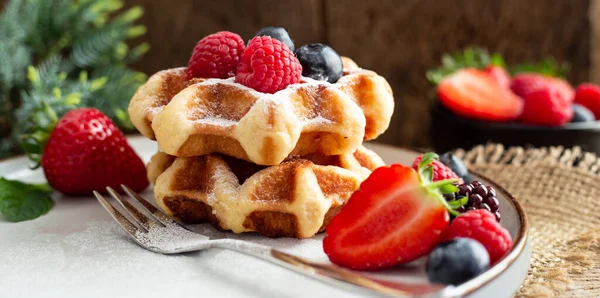 Tuvalde meyveli Belçika wafflelarıyla yaz kahvaltısı. Taze çilekli kırsal mutfak, meyveli yaz kahvaltısı.