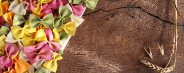 İtalyan makarnası. Renkli makarna arka planında eski ahşap kırsal mutfak arka planında çavdar. Makarna tarifleri konsepti. Yatay düzlük. Metin için yer, kopyalama alanı