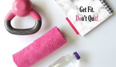 Fitness motivasyon alıntısı. Sağlıklı yaşam tarzı, fitness, spor, beyaz arka planda pembe renkli atlet ekipmanları. Alıntı metni 