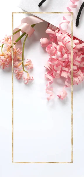 Roze Lentebloemen Roze Geschenkslingers Witte Geschenktas Witte Achtergrond Mooie Voorjaarskaart — Stockfoto