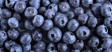 Yaban mersinini yaklaştır. Yatay arkaplan, düz döşeme, üst manzara. Sağlıklı yaşam konsepti