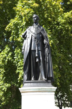 Kral George VI heykeli