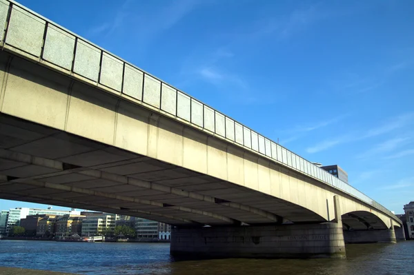 Lontoon silta Thames-joella — kuvapankkivalokuva