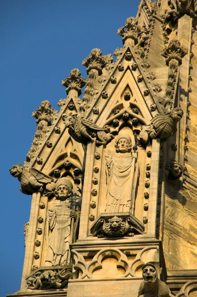 Гаргульи на шпиле Святой Марии Девы Оксфорд — стоковое фото