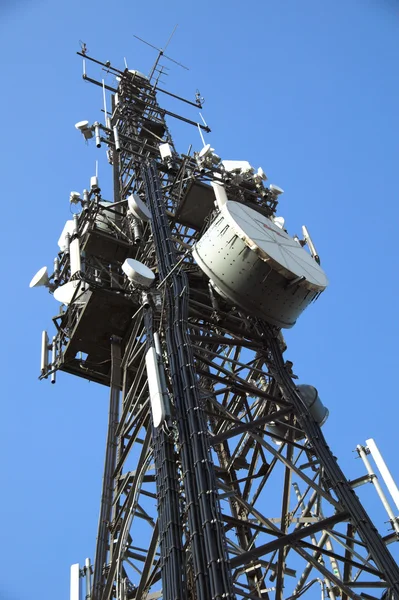 푸른 하늘과 통신 탑 — 스톡 사진
