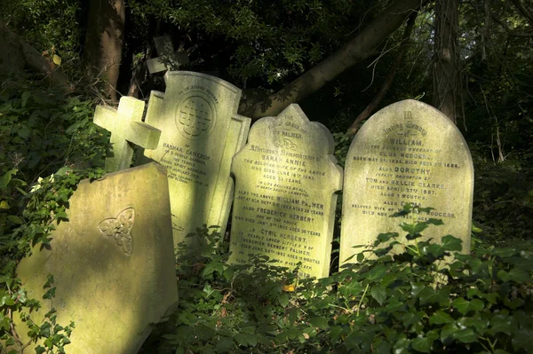 Pedras tumulares no Cemitério Highgate — Fotografia de Stock