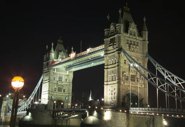 Tower Bridge w nocy — Zdjęcie stockowe