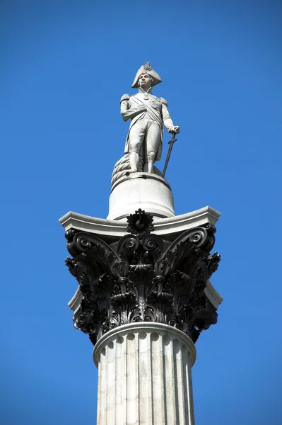 Колонна Нельсона возвышается почти до 185 футов в центре Трафальгарской площади, Лондон, Англия, Великобритания, и была возведена в честь великой победы Горацио Нельсона при Трафальгаре над Наполеоном в 1805 году. — стоковое фото