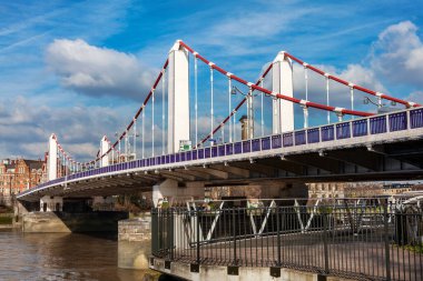 Londra, İngiltere, 26 Şubat 2012: Chelsea Köprüsü Chelsea 'yi Battersea' ye bağlayan Thames Nehri üzerinden geçen ve şehrin stok fotoğrafı için popüler bir turizm merkezi olan köprü.