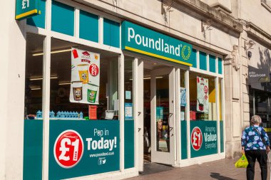 Cardiff, Wales, İngiltere, 14 Eylül 2016: Poundland reklamcılık logosu şehir merkezindeki stok resim merkezindeki perakende mağazalarının girişinin önünde