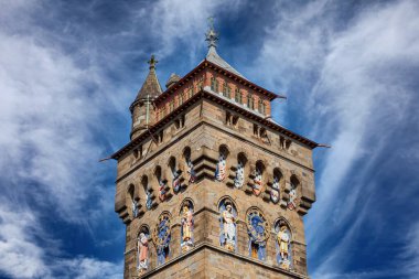 Cardiff Kalesi Galler 'in saat kulesi 1873' te tamamlandı. Burası 12. yüzyıl Norman Kalesi 'nin duvarının bir parçasıdır.