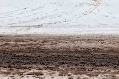 Beyaz kış mevsiminin kirli, çamurlu arka planı Aralık ayındaki Noel karı, stok fotoğrafı