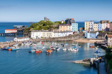 Tenby, Galler, İngiltere, 14 Mayıs 2018: Pembrokeshire 'de popüler bir sahil beldesi olan Tenby Harbour ve popüler bir seyahat merkezi turizm merkezi.