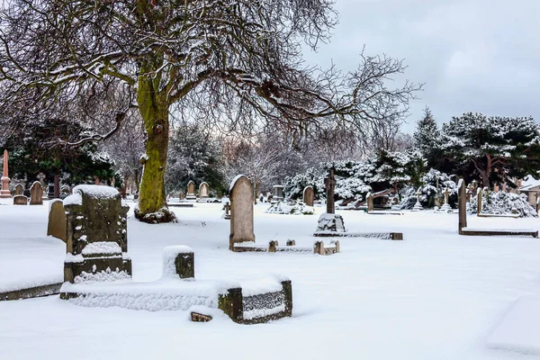 Cemitério Paisagem Urbana Inverno Com Neve Coberta Lápide Cemitério Cruz — Fotografia de Stock